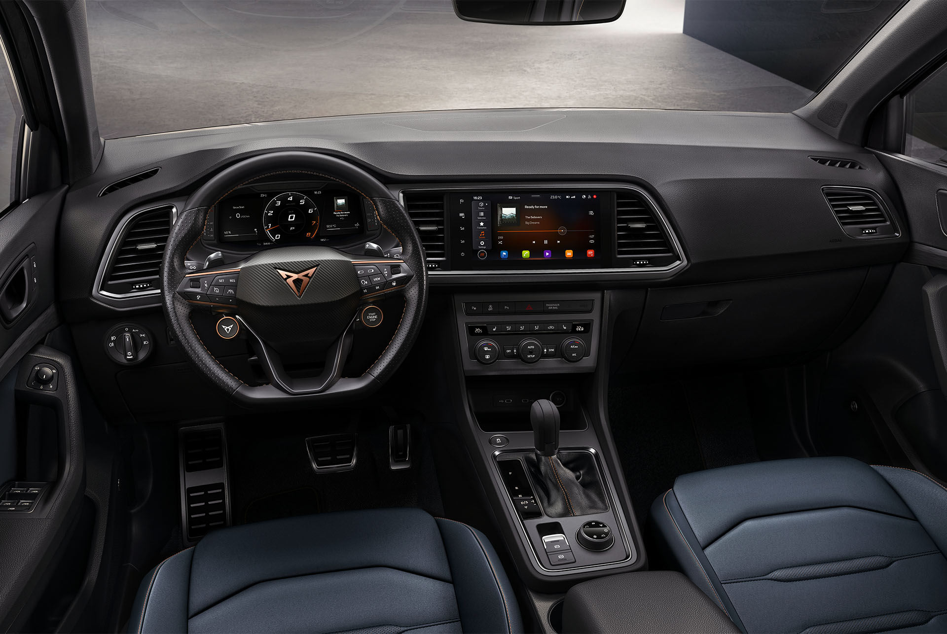 Interior view of the CUPRA Ateca dashboard, highlighting the six versatile driving modes, DSG automatic gearbox and 4WD technology for an enriched driving experience.