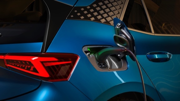 Lateral view of the CUPRA Born Aurora Blue colour charging